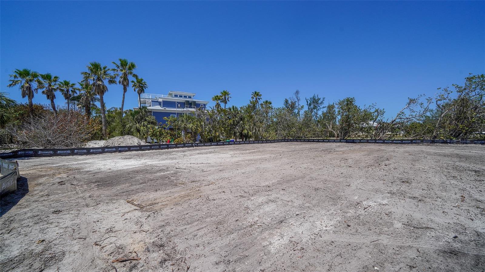 SLEEPY LAGOON - Land