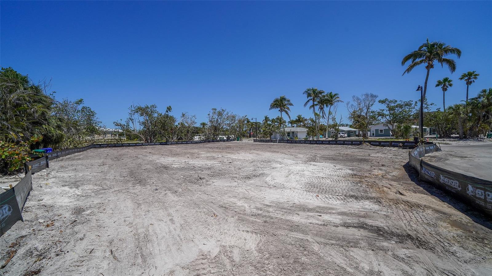 SLEEPY LAGOON - Land