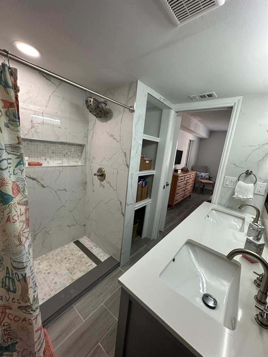 OAK DOORS THE CONDO, UNIT 203 - Residential Lease