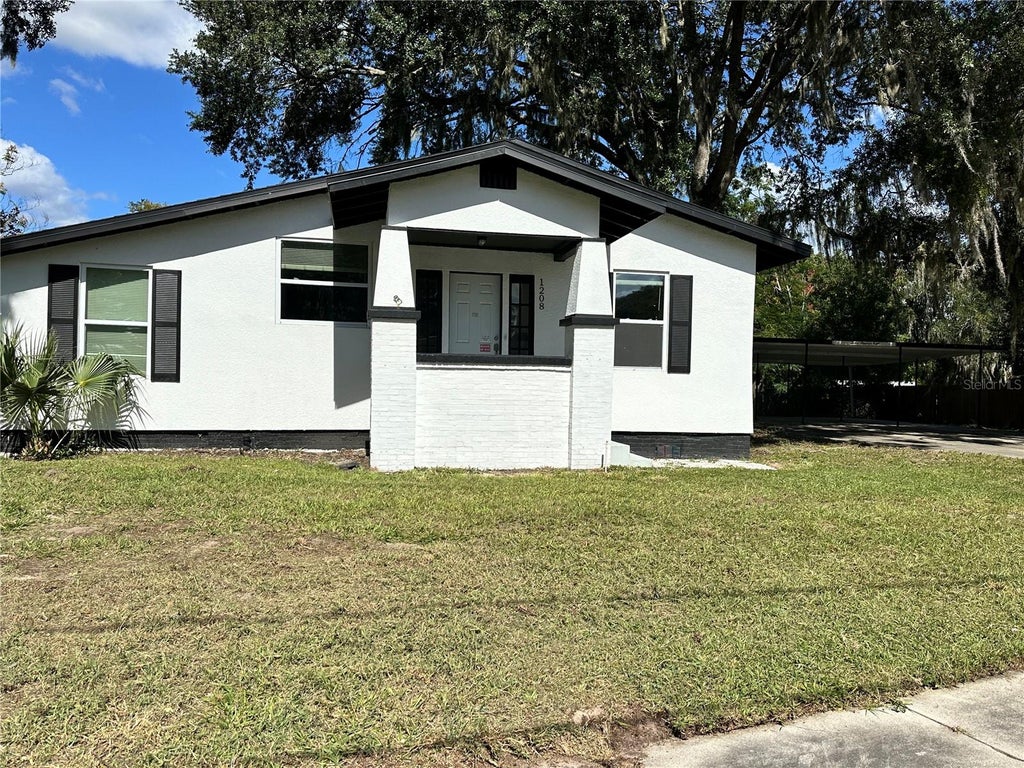Photo of 1208 Bonaire Drive, Leesburg, FL 34748 (MLS # G5119415)