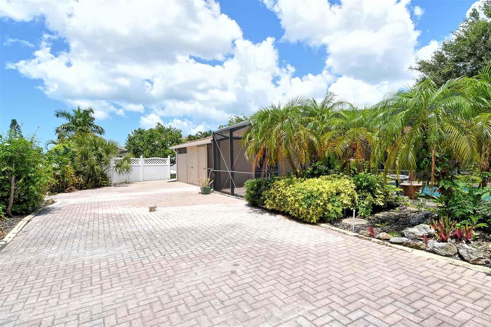 FRST LAKES COUNTRY CLUB ESTATES - Residential