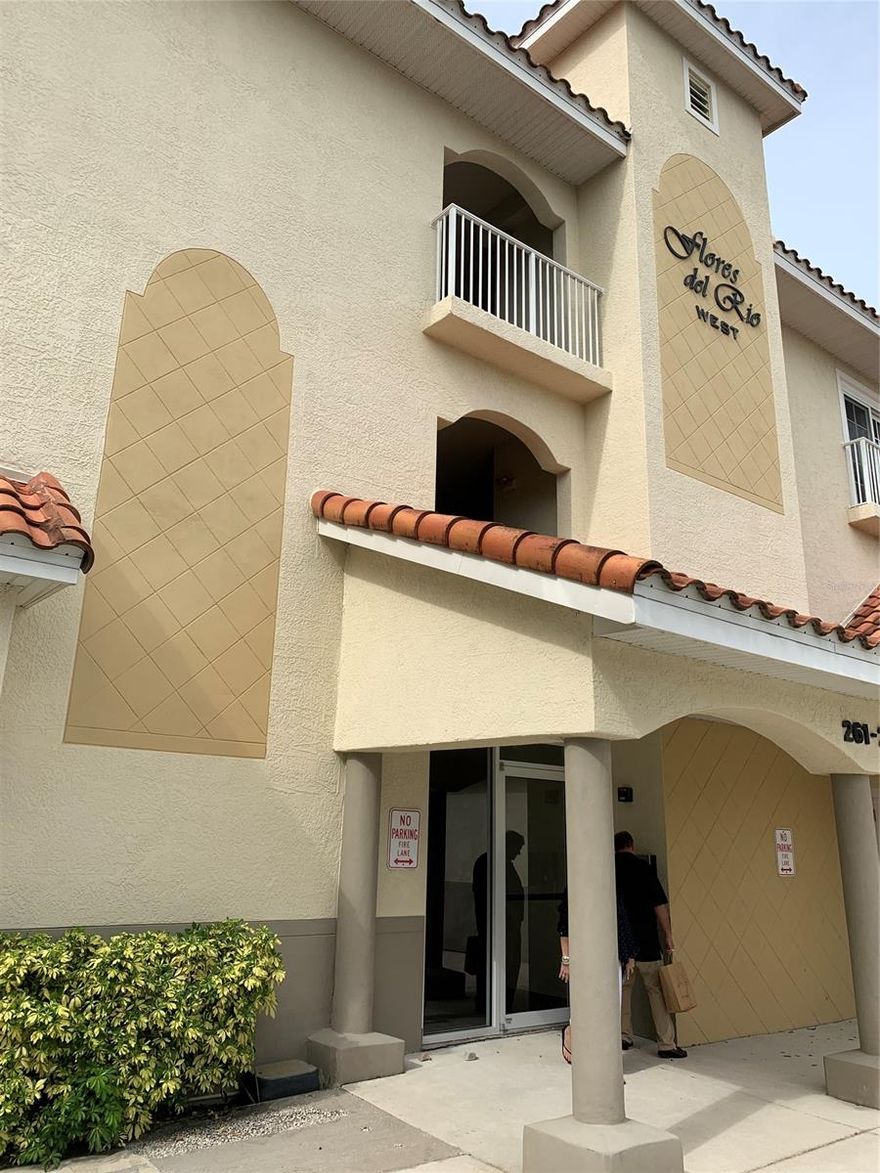 261 Middle Way located off the N Causeway in Flores Del Rio ;Water: City