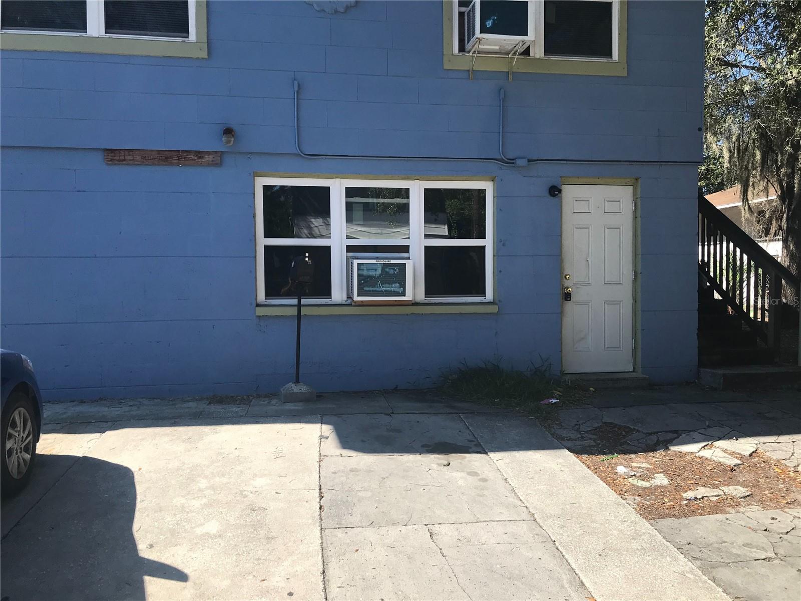 Large studio apartment in St Pete. The unit has a large living area, separate dining area and an open kitchen. The property is located in close proximity to Downtown St Pete, I-275, The Sunshine Skyway and shopping.
