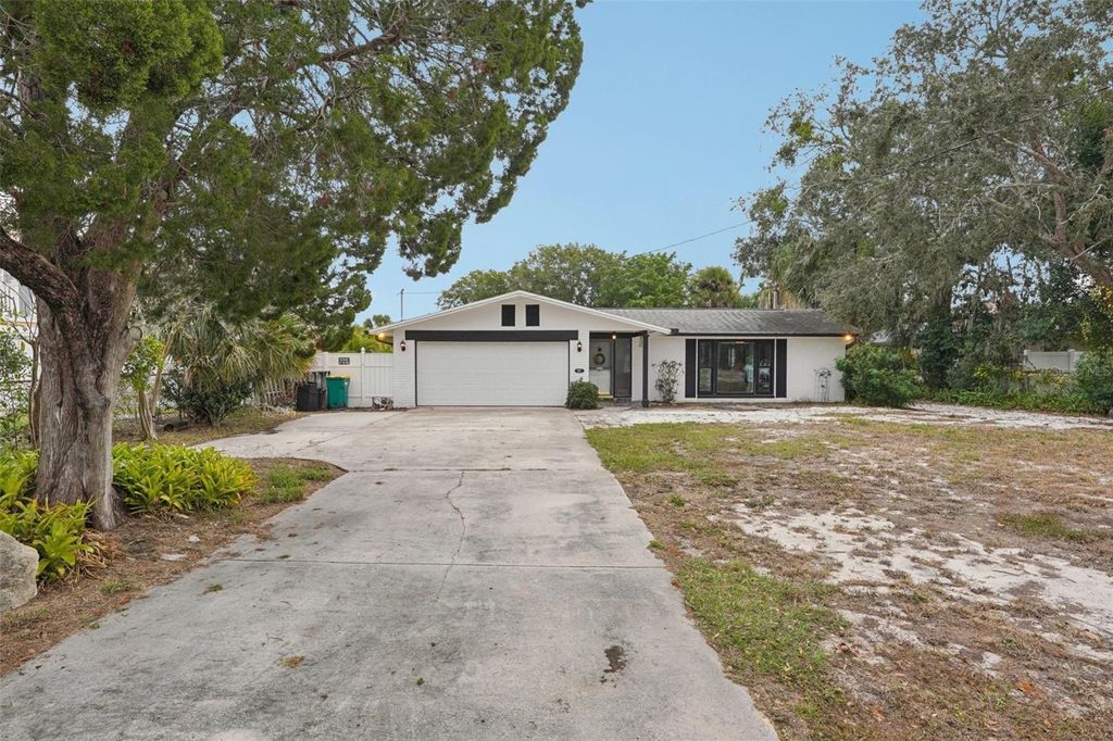 Photo of 907 S Florida Avenue, Tarpon Springs, FL 34689 (MLS # TB8458060)