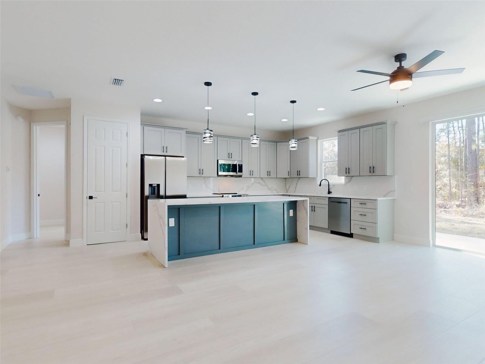 ROLLING HILLS UN FOUR - Residential