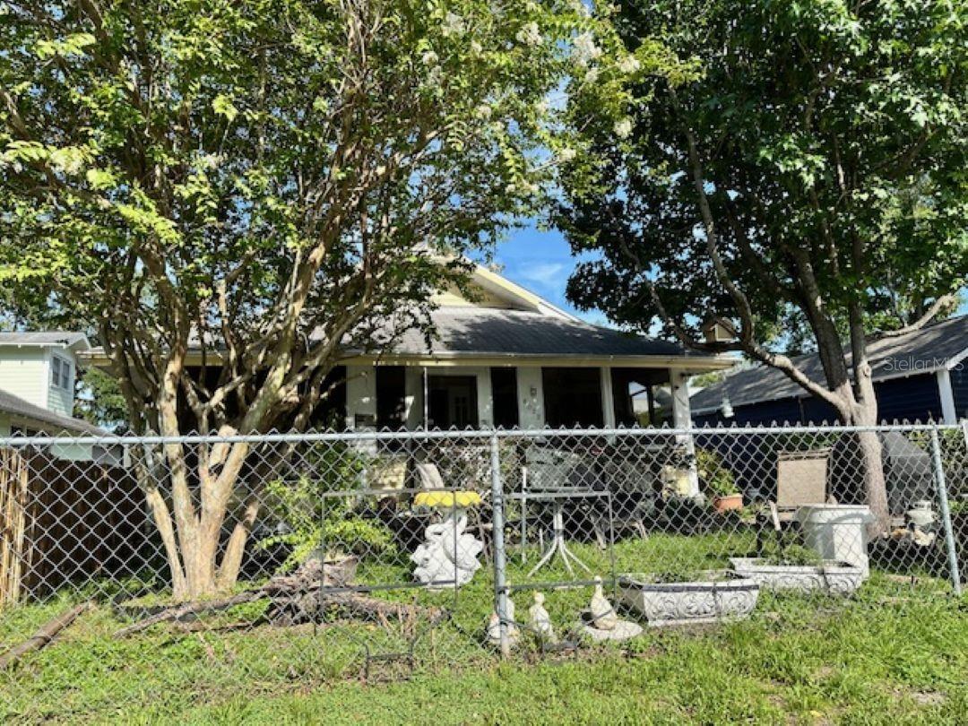 Under contract-accepting backup offers. GREAT LOCATION 2 BLOCKS FROM THE RIVER. PRICE TO SELL NEEDS WORKS HANDYMAN SPECIAL OR GREAT LOCATION OR BUILD YOUR NEW DREAM HOME IN SEMINOLE HIEGHTS. AC NEWER SEWER LINE TO STREET HAS BEEN REPLACED Tax liens will be paid by seller at closing.