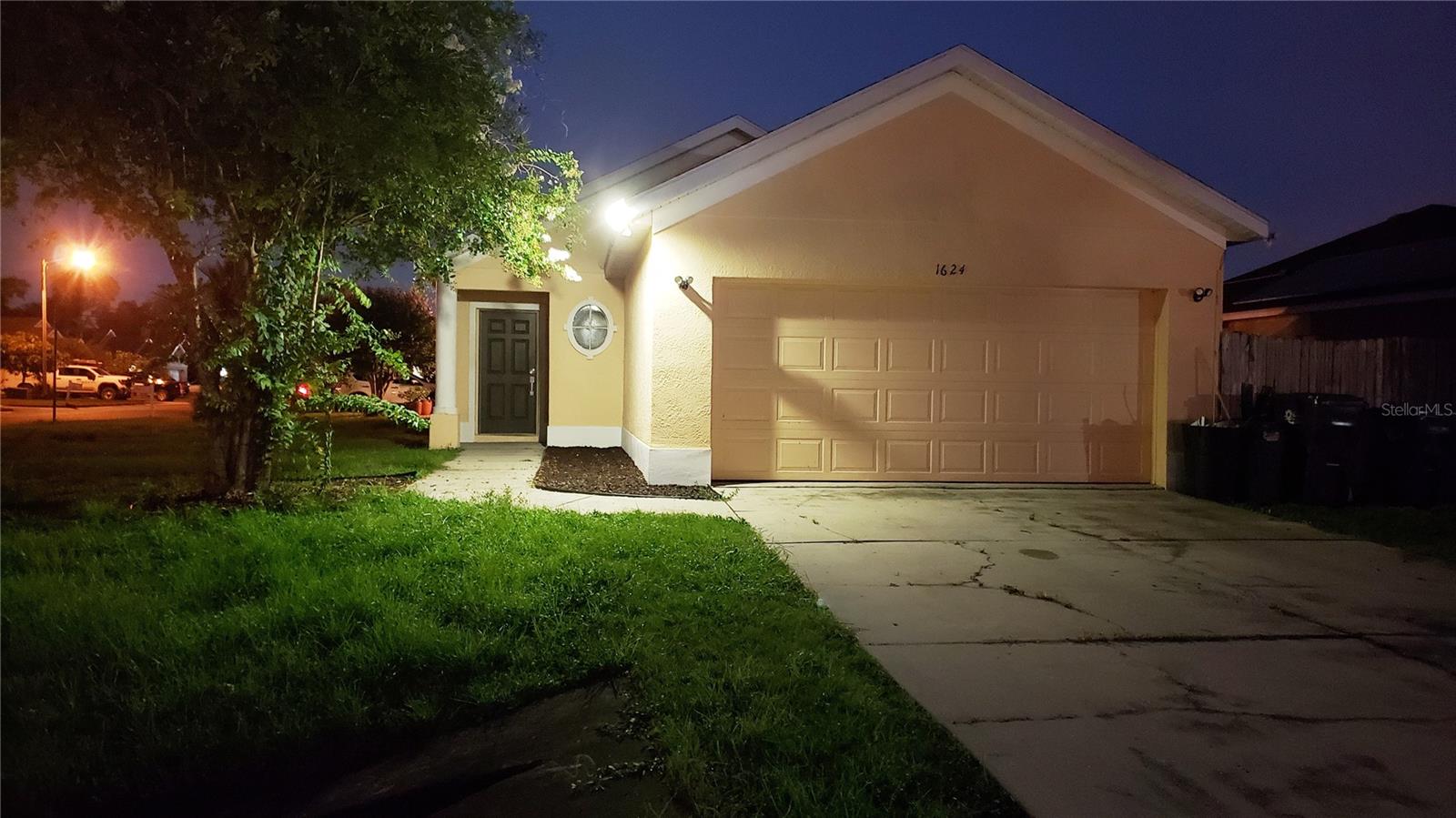 Beautiful 3 bedroom 2 bath 2 car garage home is located on a large corner lot. The house also offer fenced backyard for your privacy and enjoy the family picnic. Close to UTC mall, medical offices, down town, beaches, shopping, restaurants and schools. Easy access to US 301, I-75, US-41 convenient commutes to Tampa and around areas. First, last and 1 month rent deposit required. Non-smoking house.