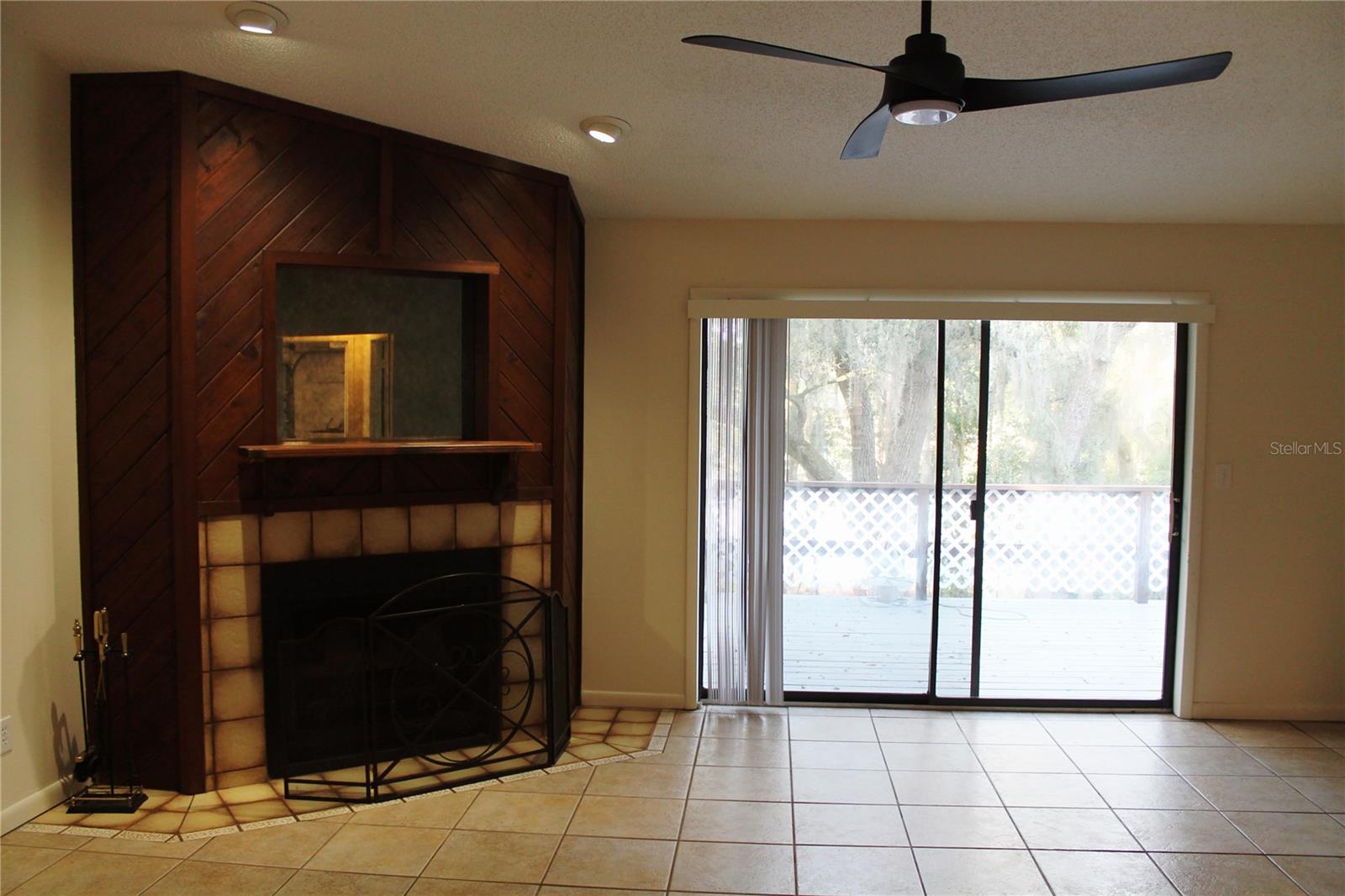 WOODLAND HILLS - Residential