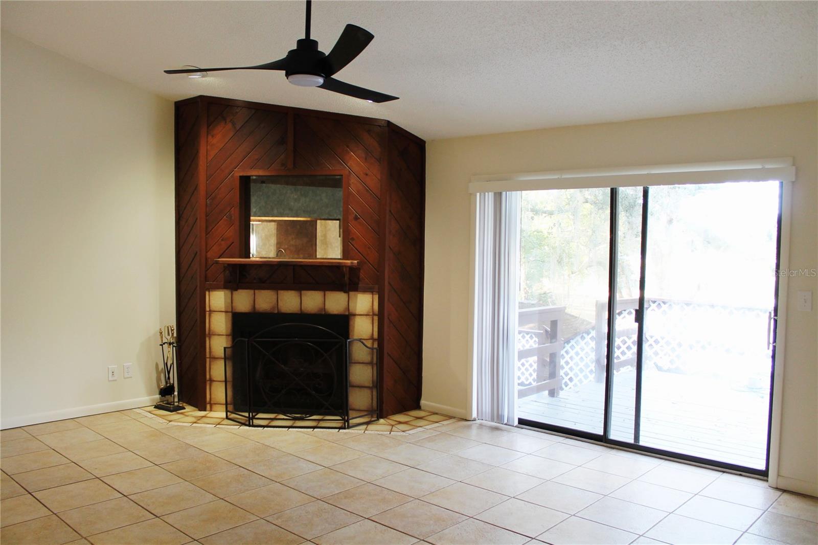 WOODLAND HILLS - Residential