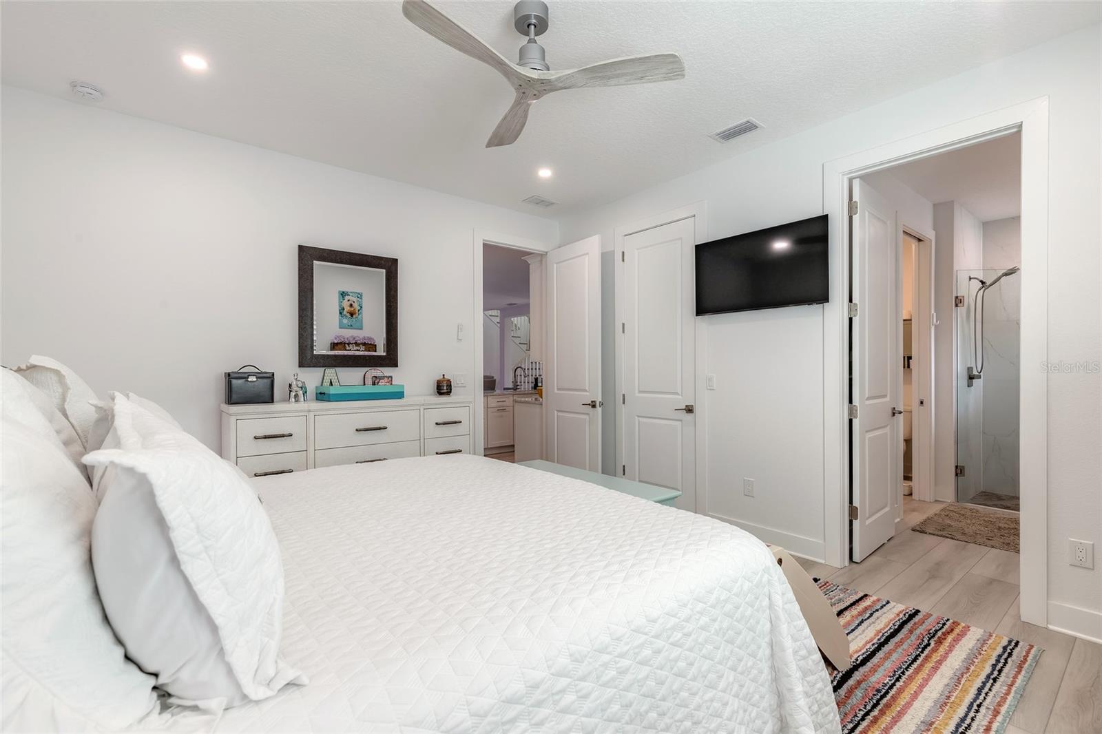 LIGHTHOUSE SHORES - Residential