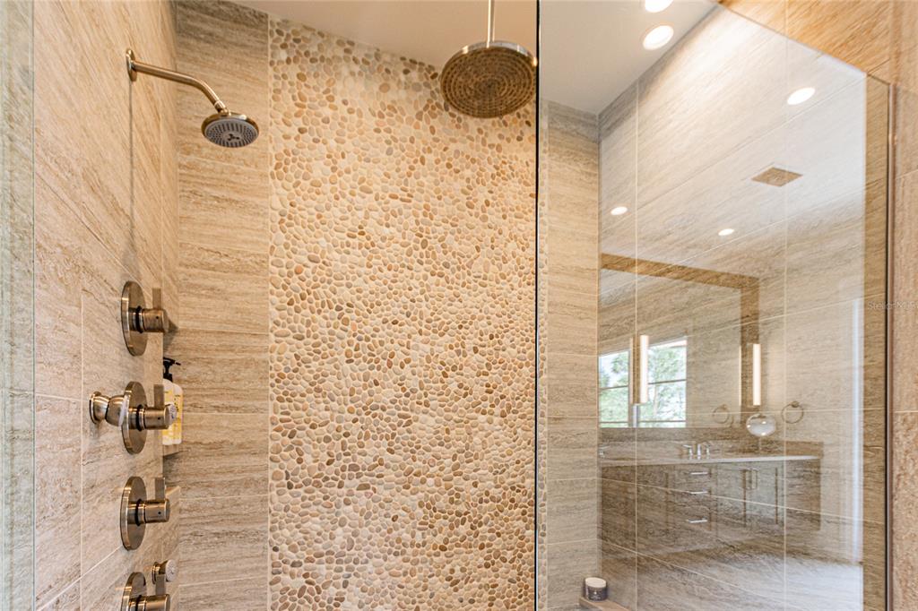 SOUTH INTERLACHEN PLACE 86/129 LOT 1 - Residential