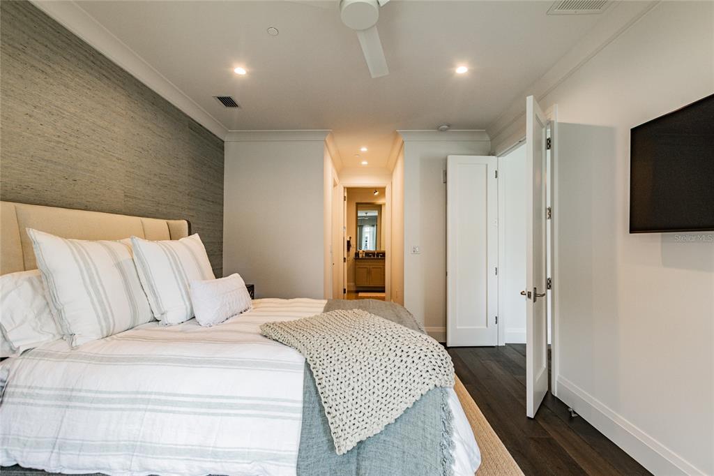 SOUTH INTERLACHEN PLACE 86/129 LOT 1 - Residential