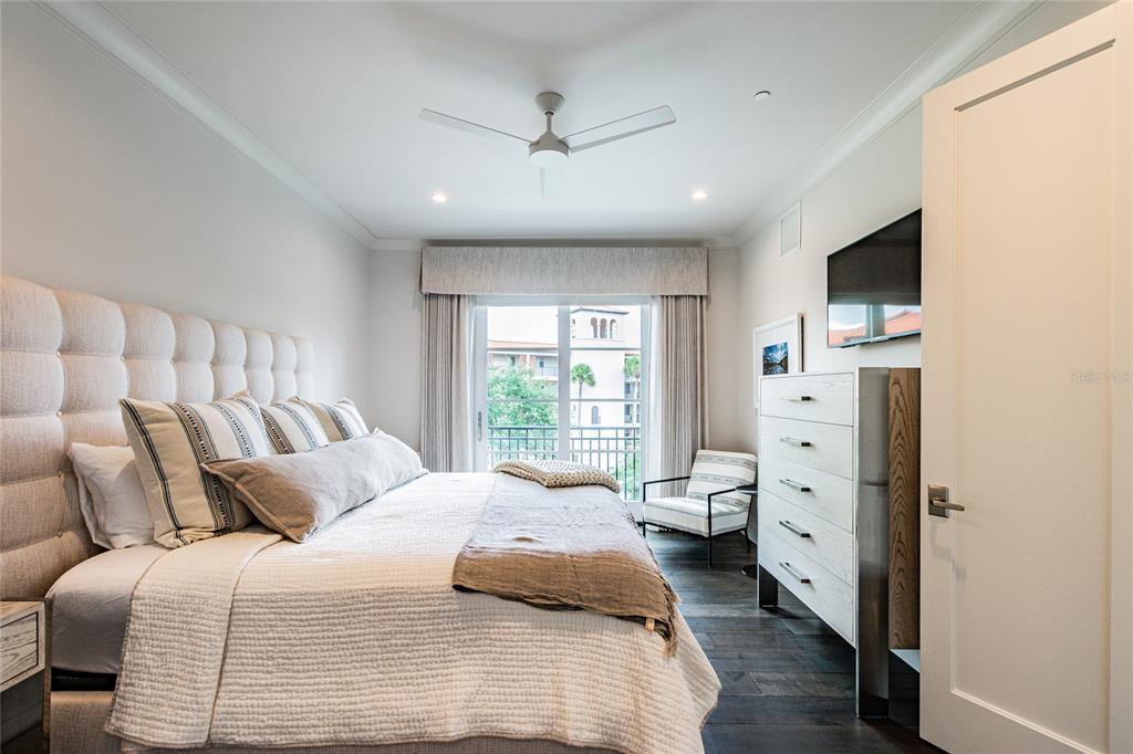 SOUTH INTERLACHEN PLACE 86/129 LOT 1 - Residential