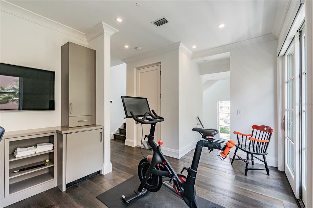 SOUTH INTERLACHEN PLACE 86/129 LOT 1 - Residential