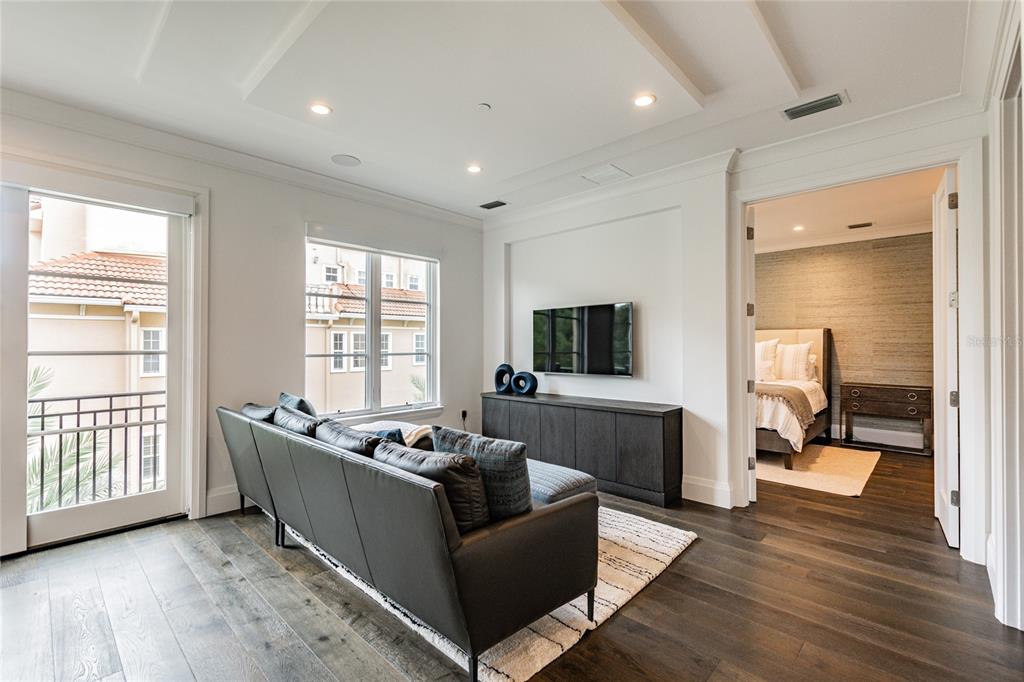 SOUTH INTERLACHEN PLACE 86/129 LOT 1 - Residential