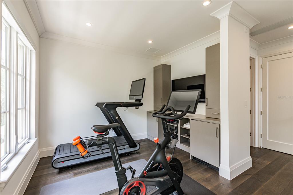 SOUTH INTERLACHEN PLACE 86/129 LOT 1 - Residential