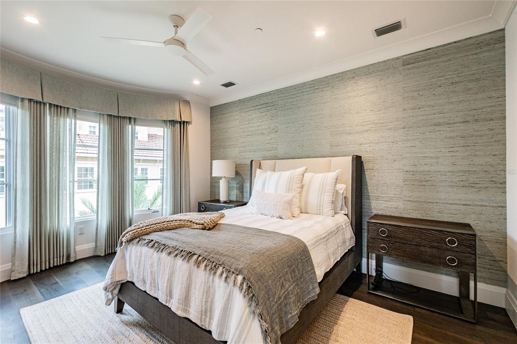 SOUTH INTERLACHEN PLACE 86/129 LOT 1 - Residential