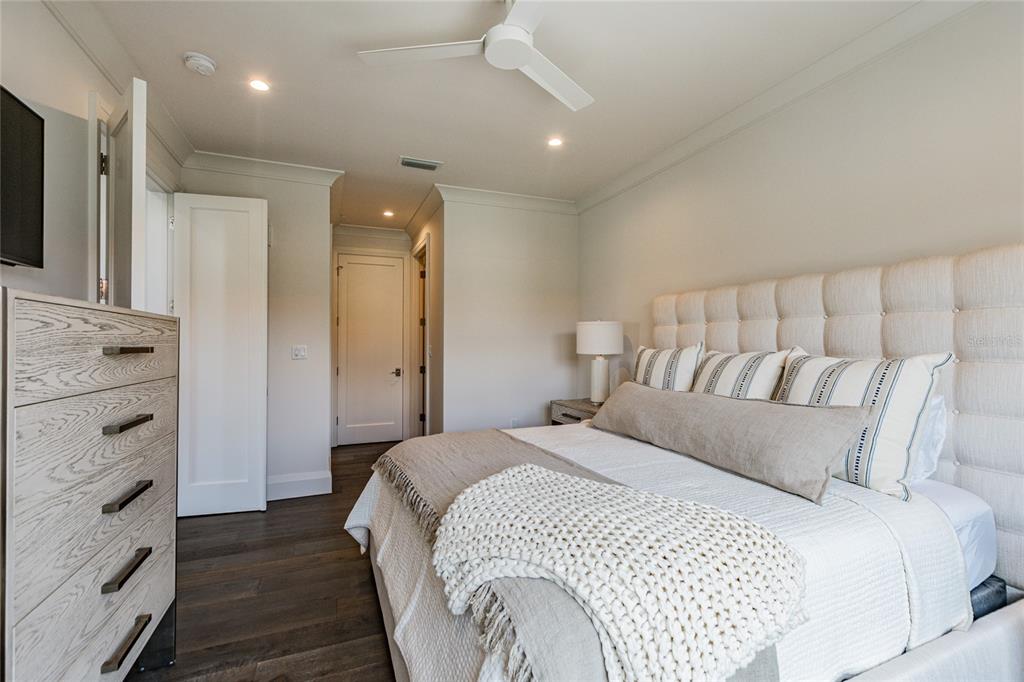 SOUTH INTERLACHEN PLACE 86/129 LOT 1 - Residential