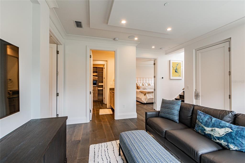 SOUTH INTERLACHEN PLACE 86/129 LOT 1 - Residential