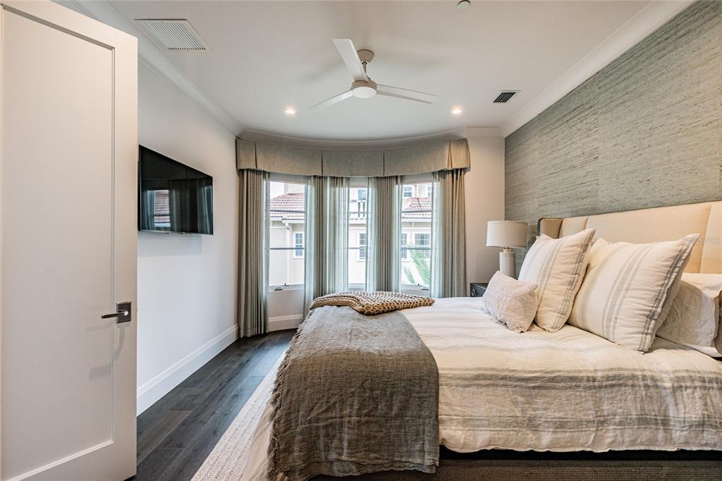 SOUTH INTERLACHEN PLACE 86/129 LOT 1 - Residential