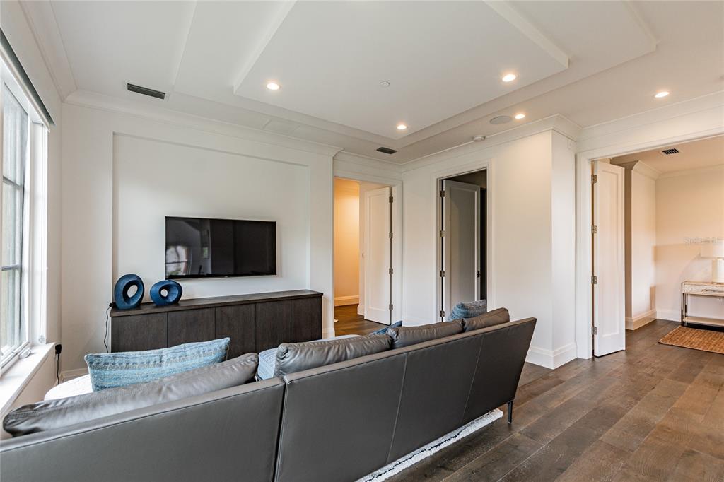 SOUTH INTERLACHEN PLACE 86/129 LOT 1 - Residential