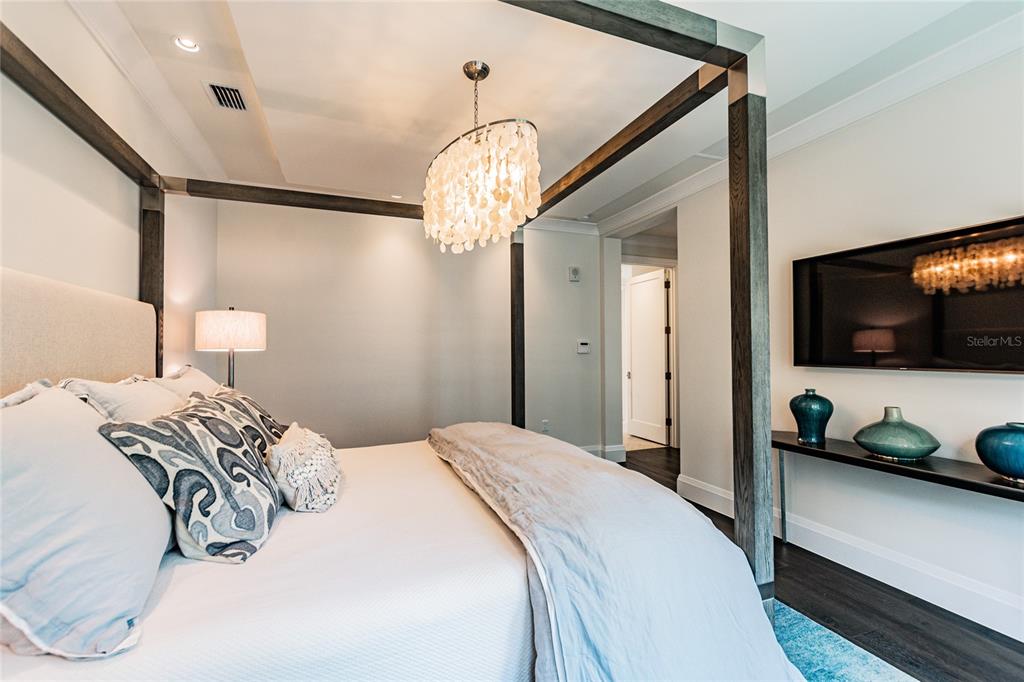 SOUTH INTERLACHEN PLACE 86/129 LOT 1 - Residential