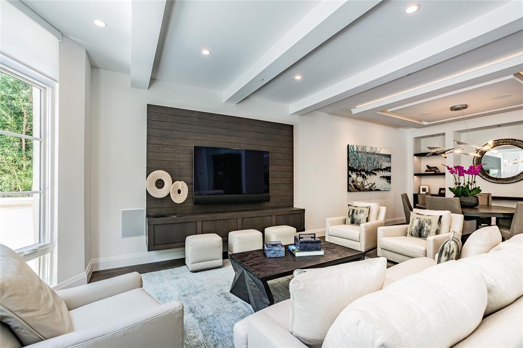 SOUTH INTERLACHEN PLACE 86/129 LOT 1 - Residential