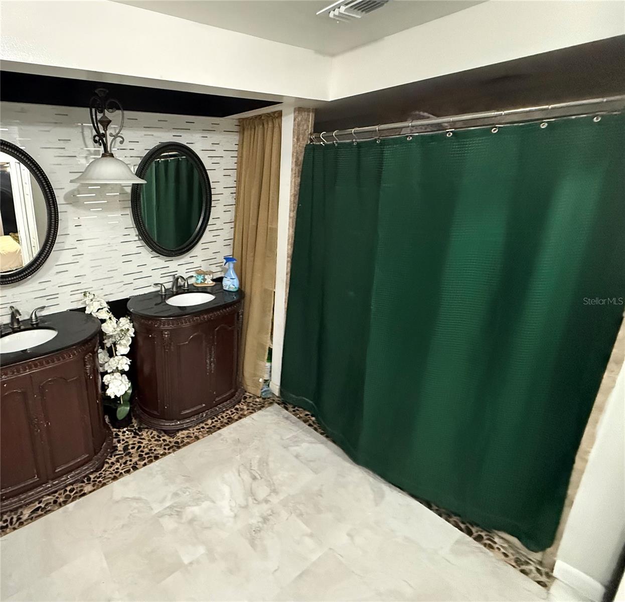 RIVER OAKS CONDO I - Residential