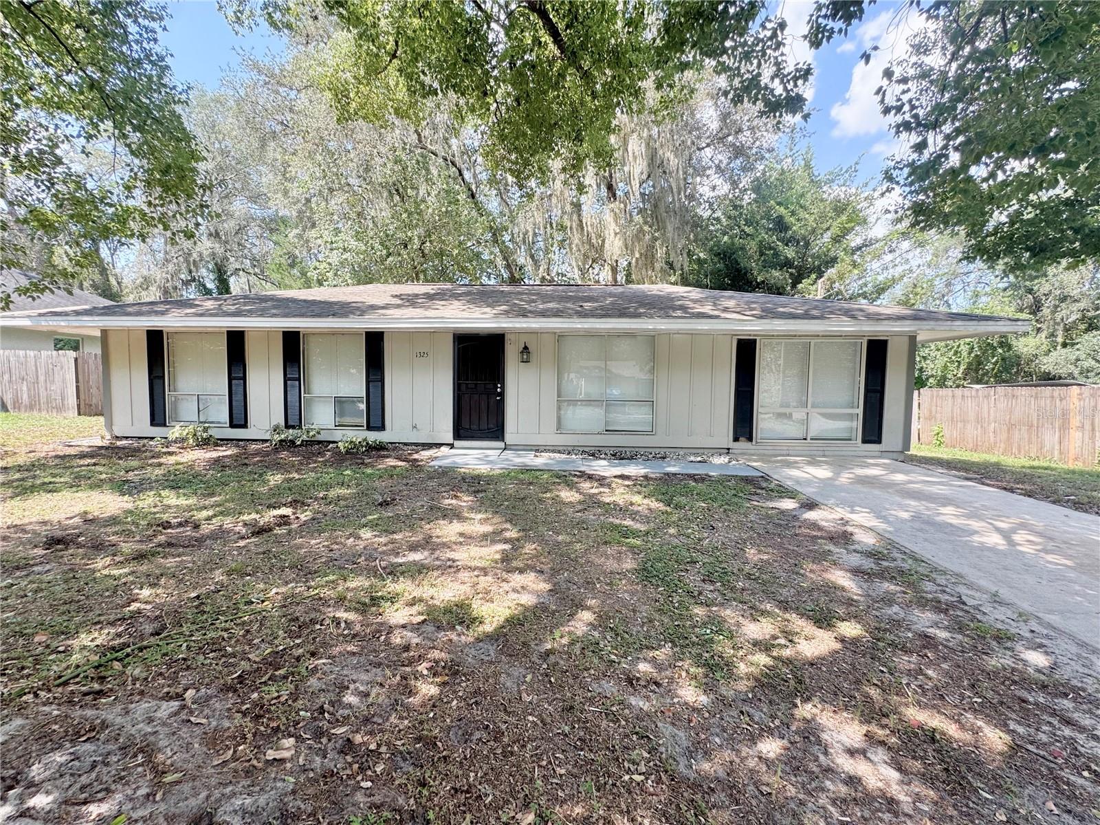 Perfect starter home or great investment opportunity in a serene community with NO HOA. Freshly painted, ready to move in! Located in proximity to shopping, dining, local schools and more within a close radius. Don't miss your opportunity to see this home!