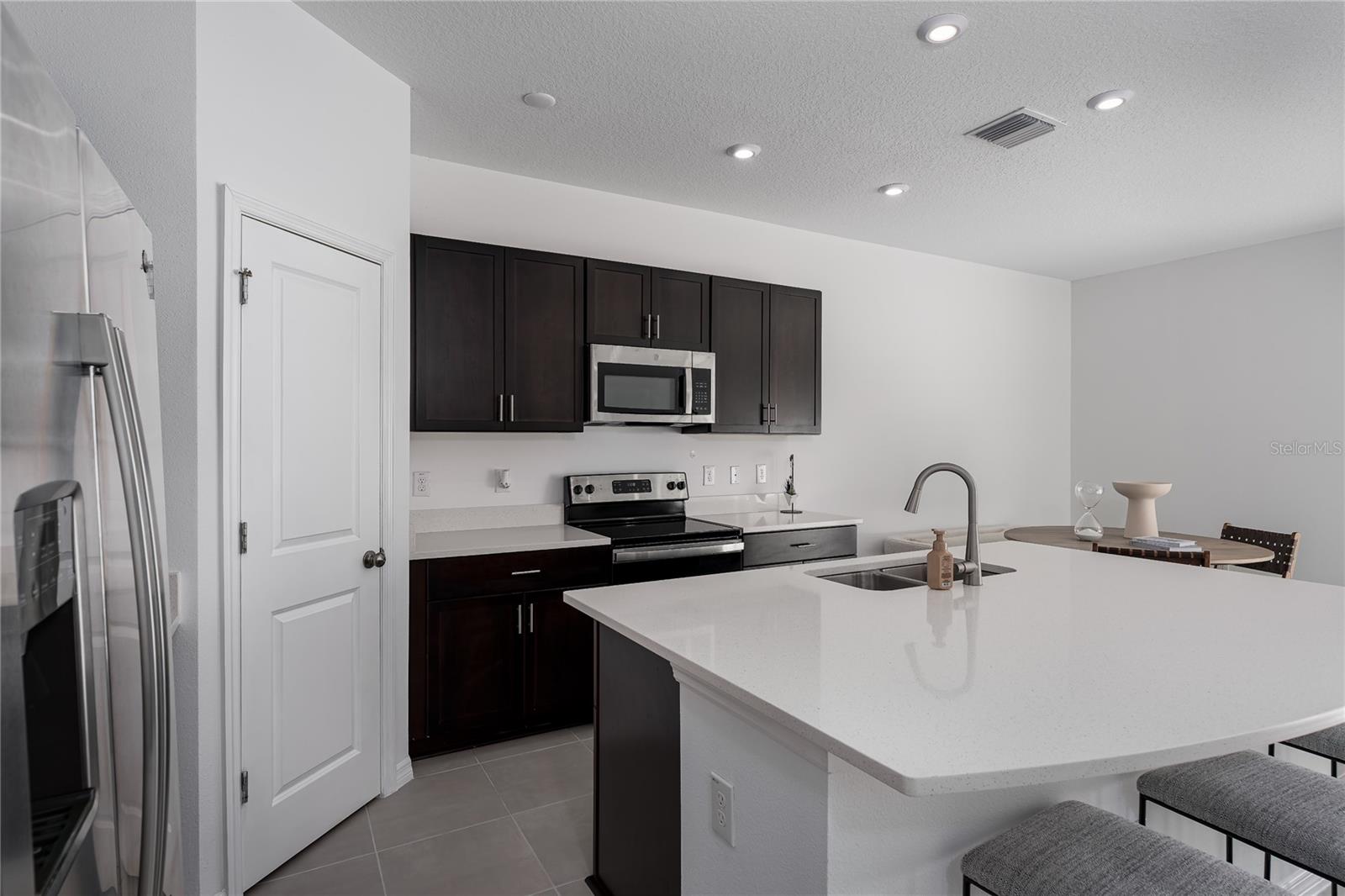 ARTISAN LAKES PRCL J PH I & II - Residential Lease