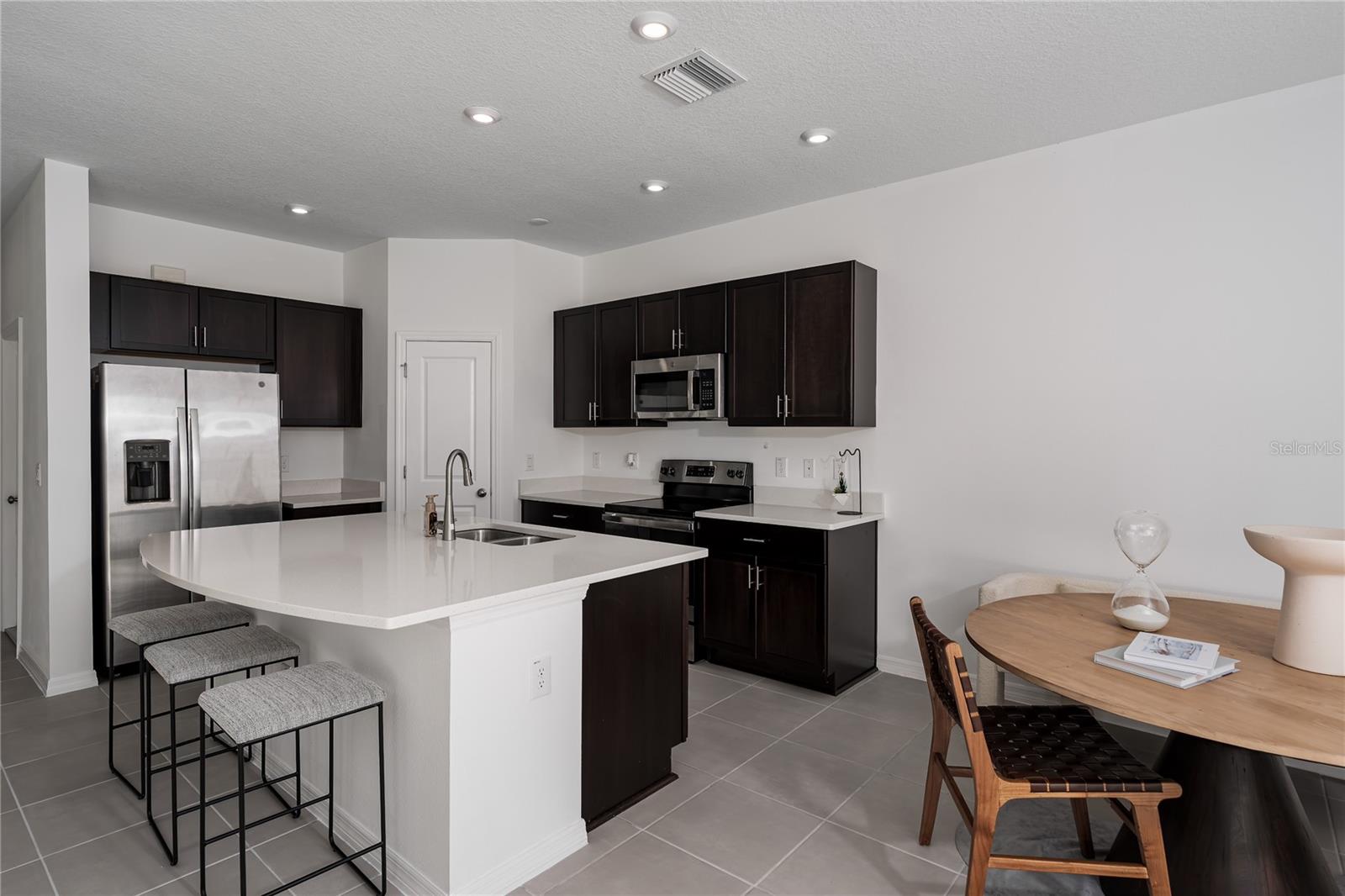 ARTISAN LAKES PRCL J PH I & II - Residential Lease