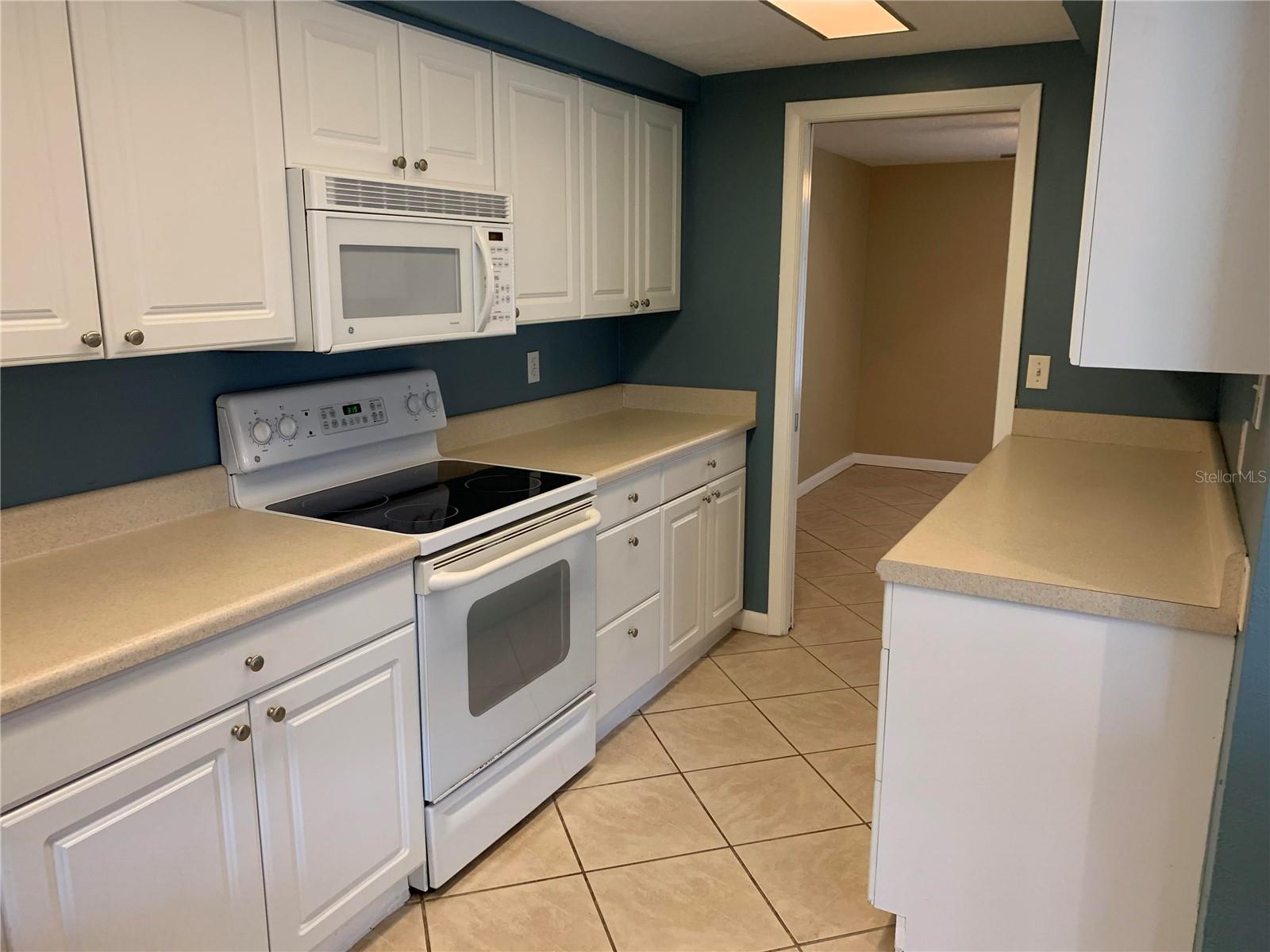 VILLAGE GREEN CLUB ESTATES - Residential Lease