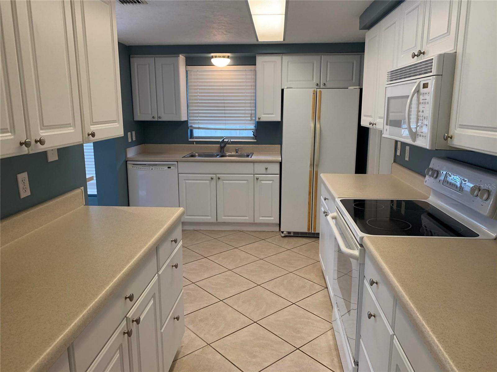 VILLAGE GREEN CLUB ESTATES - Residential Lease