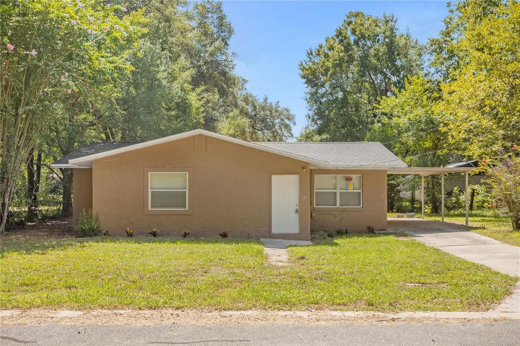 Photo of 516 Pitt Street, Wildwood, FL 34785 (MLS # O6398385)