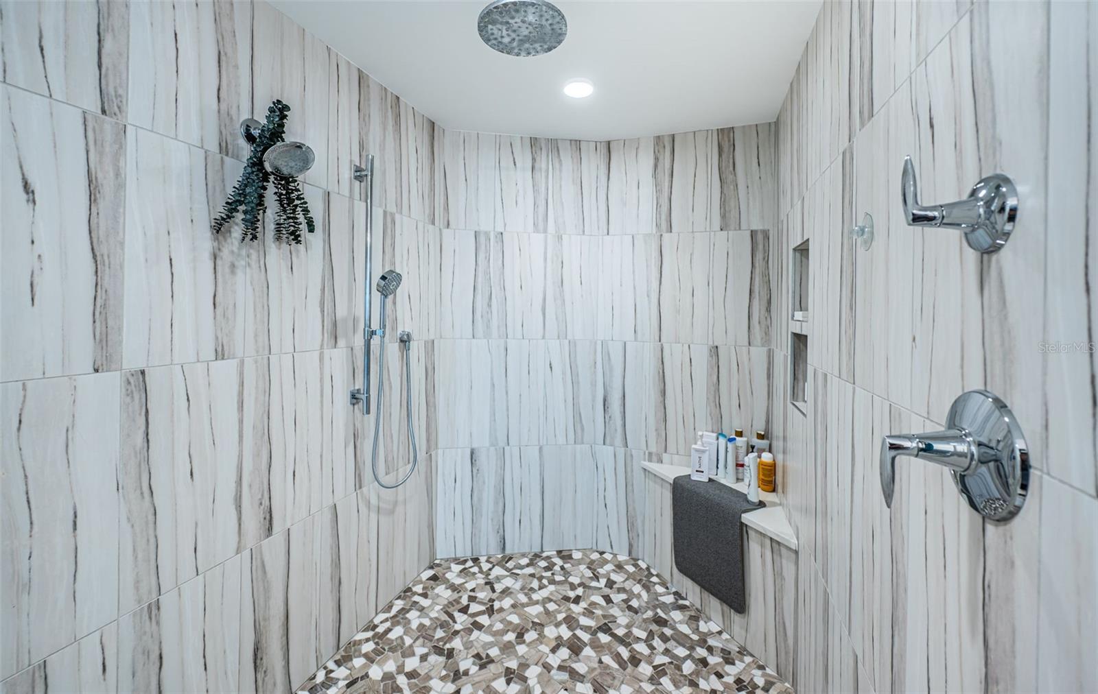 ONELLA CONDO - Residential