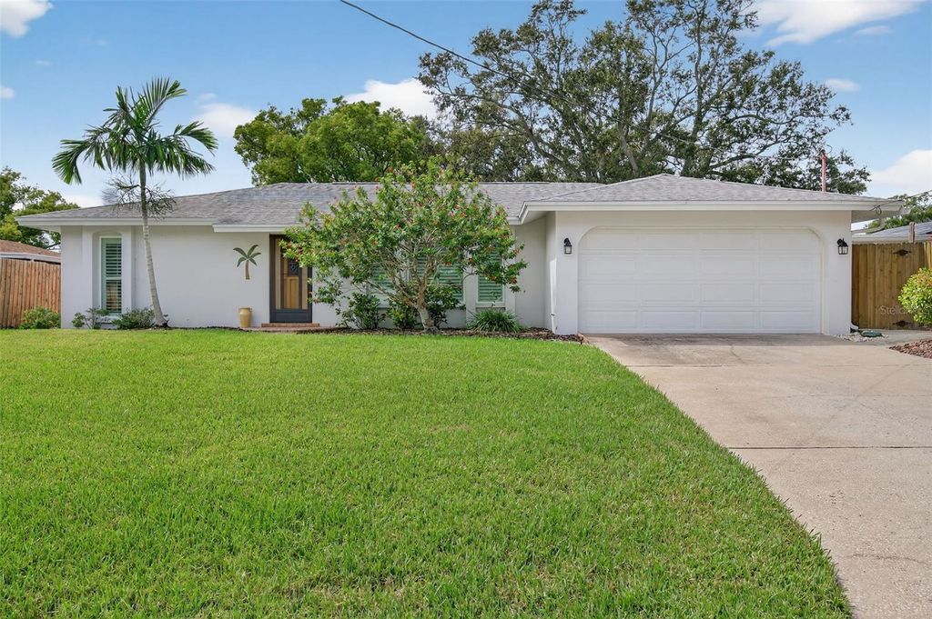 Photo of 450 Sierra Circle E, Largo, FL 33770 (MLS # TB8433805)