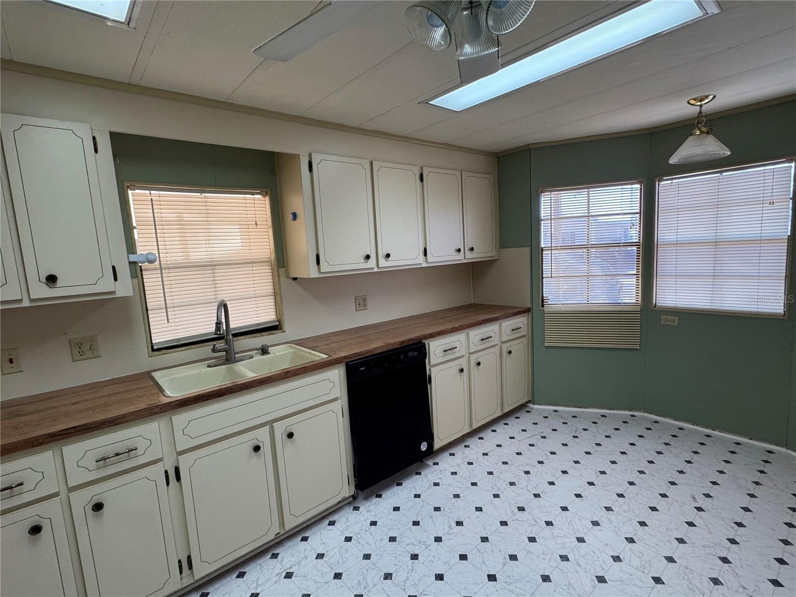 SHADOW BROOK MOBILE HOME - Residential