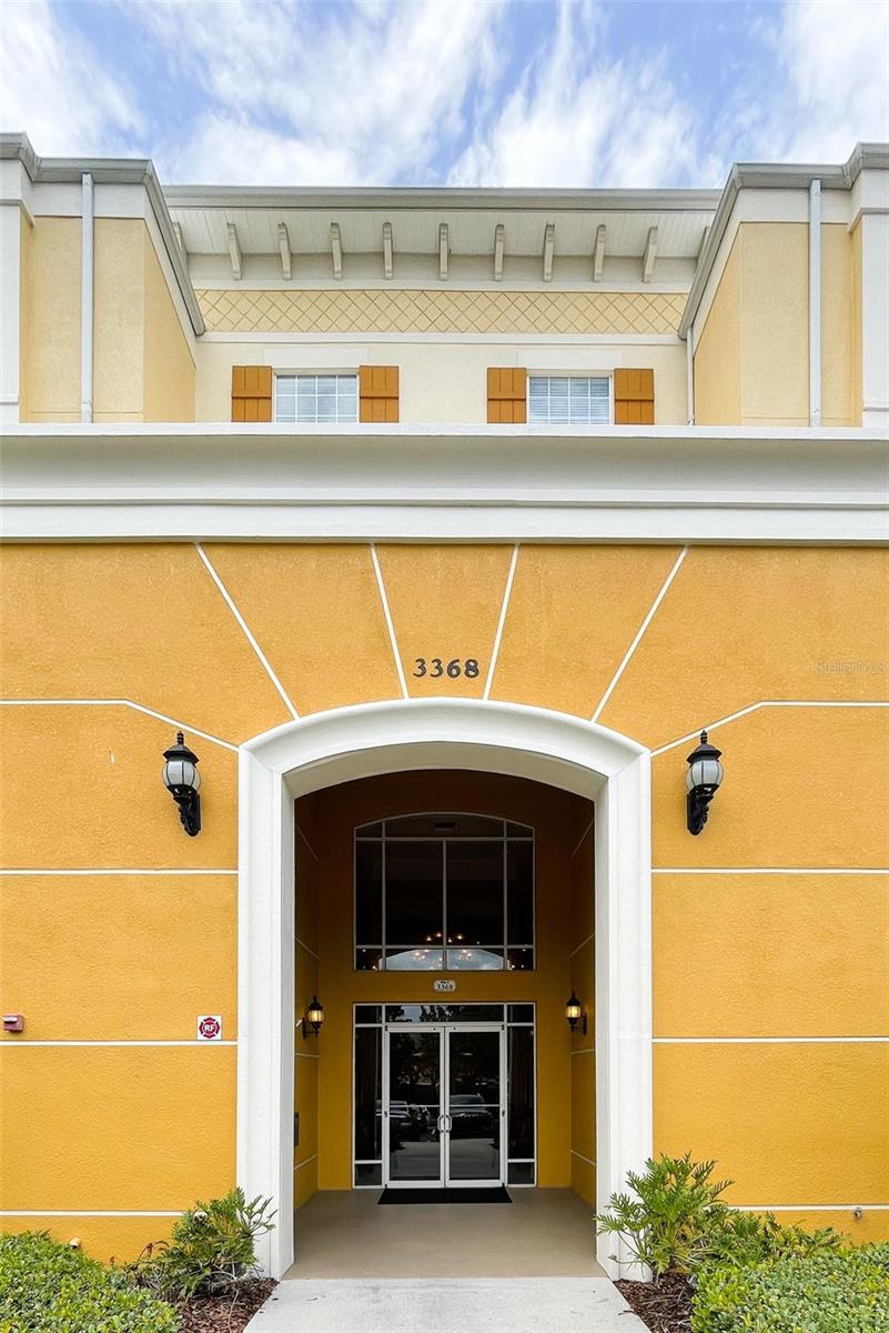 Penthouse style, resort type, beautiful condo full furnished with lots of amenities, large balcony with a view of the lake, great location close to all attraction & shopping. Gated community with a gate code to the bldg. Condo it's been full renovated!!