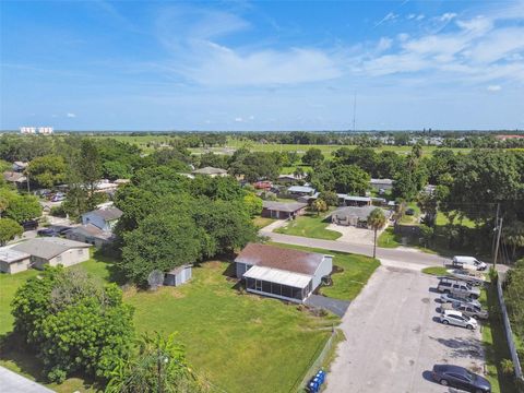 A home in PALMETTO