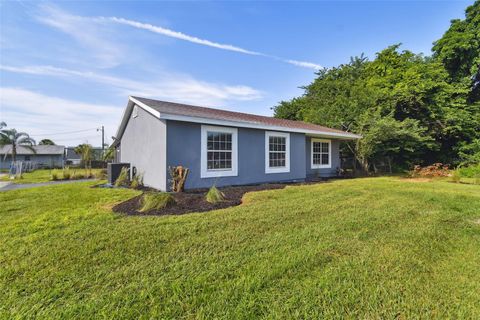 A home in PALMETTO