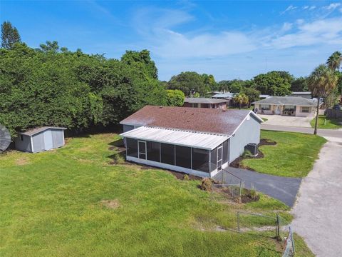 A home in PALMETTO