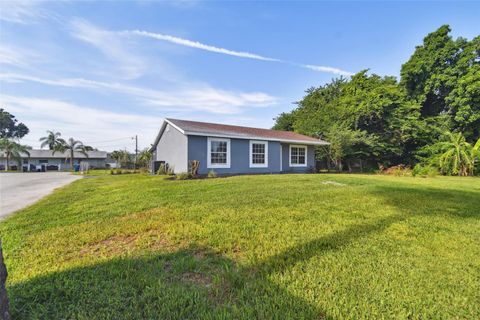 A home in PALMETTO