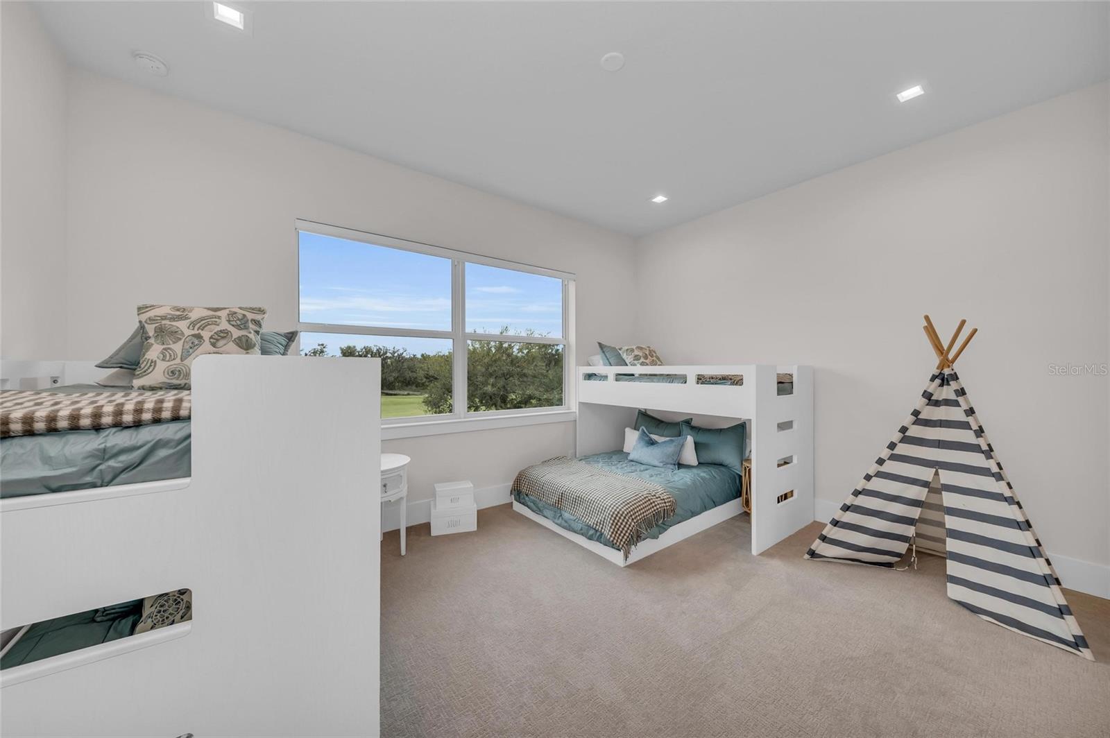 FOUNDERS CLUB - Residential