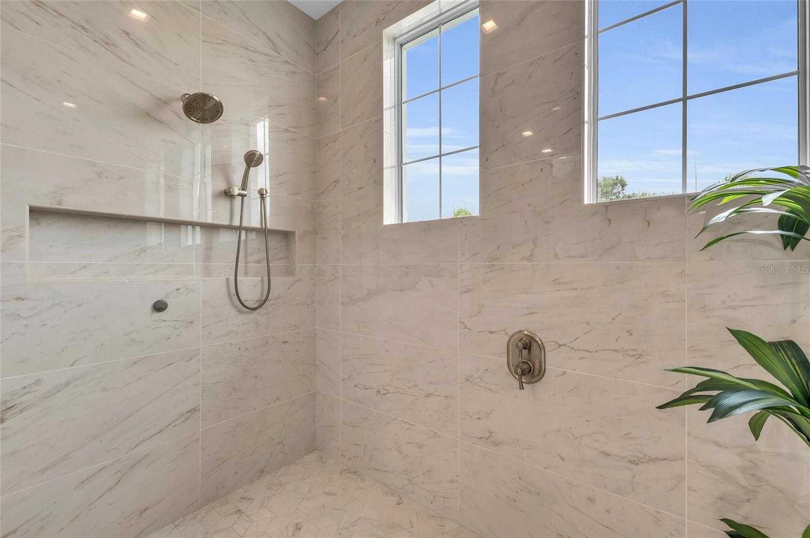 FOUNDERS CLUB - Residential