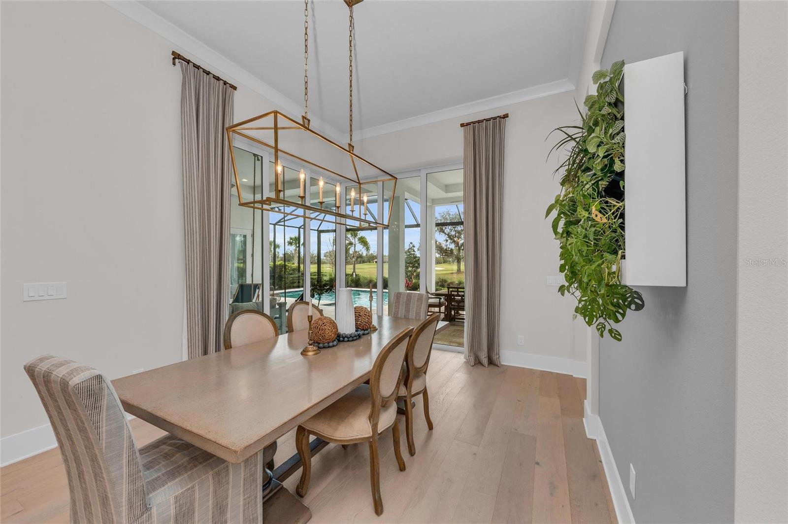 FOUNDERS CLUB - Residential