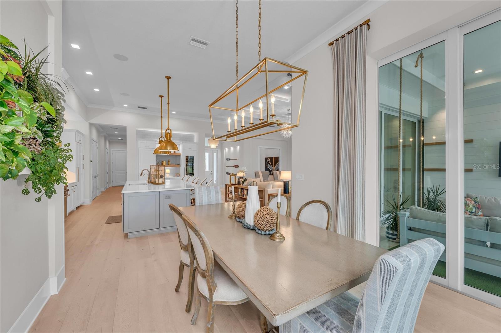 FOUNDERS CLUB - Residential