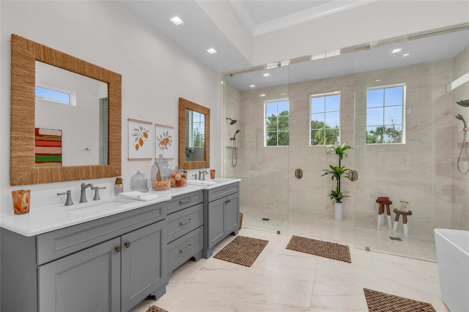 FOUNDERS CLUB - Residential