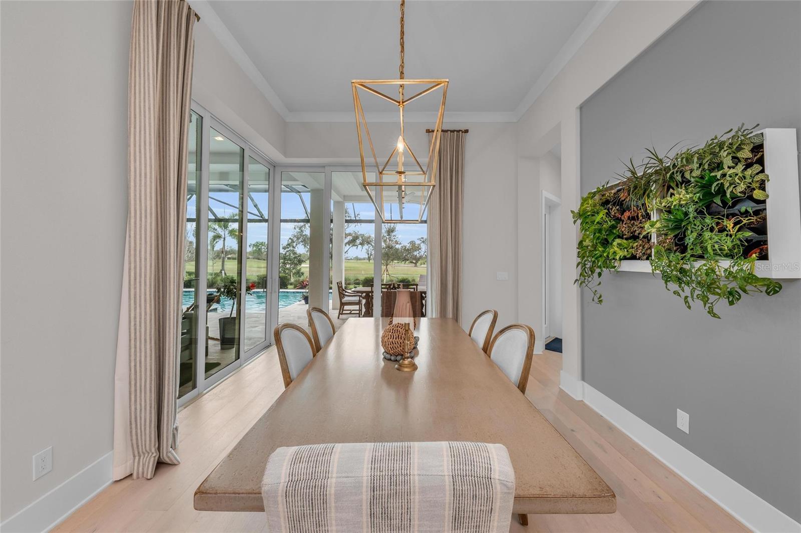 FOUNDERS CLUB - Residential