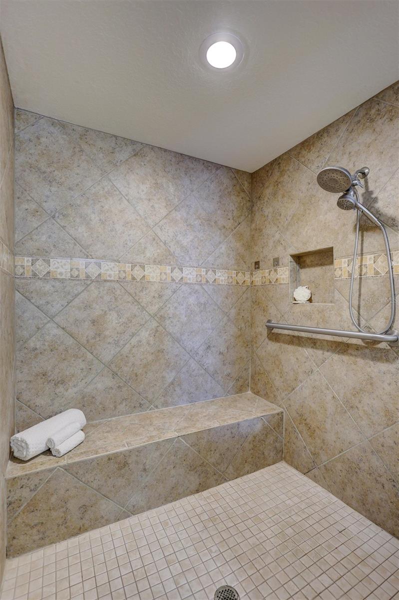 BAY CLUB PH II - Residential