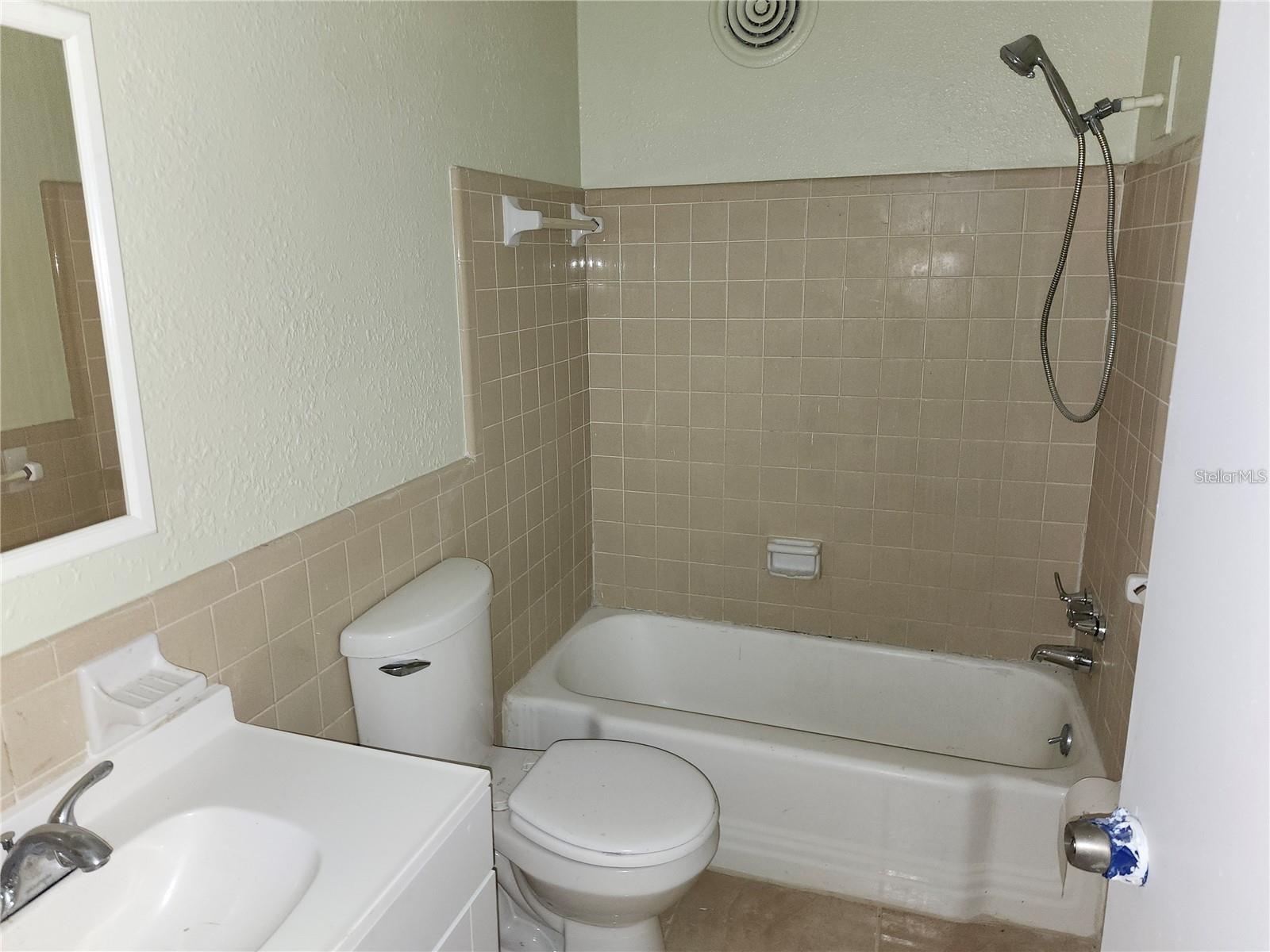 DEL ORO GARDENS - Residential Lease